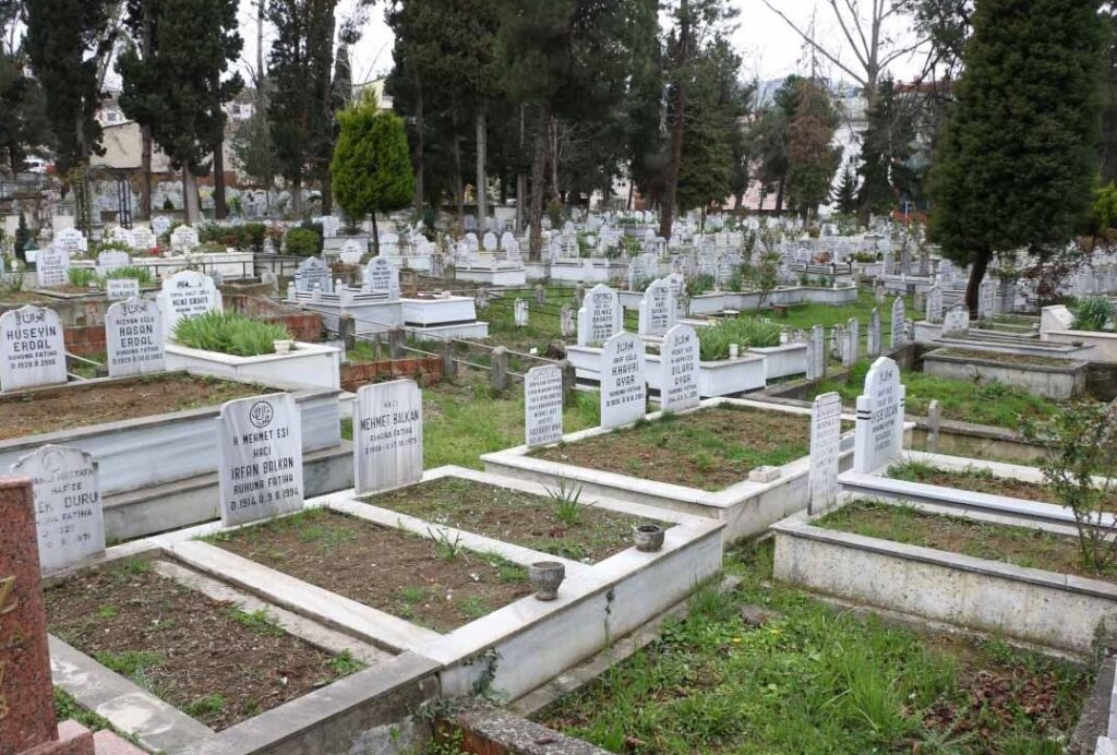 Mezar Ziyareti Sözleri: Sevgi ve Saygıyla Anılmak